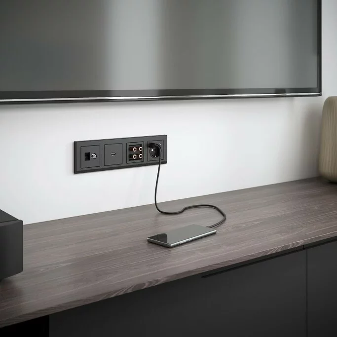 Werkel W1171708  Розетка с заземлением, шторками и USB тип A+C (черный)