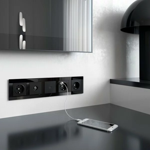 Werkel W1171508  Розетка с заземлением, шторками и USBх2 (черный матовый)