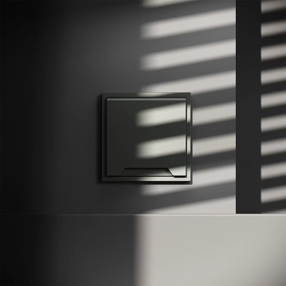 Розетка встр. VOLTUM S70 с заземлением, защитными шторками и крышкой 16А, (титан) VLS040306