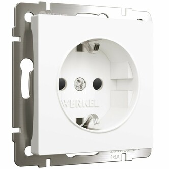 Werkel W1171161  Розетка с заземлением и шторками (белый матовый)